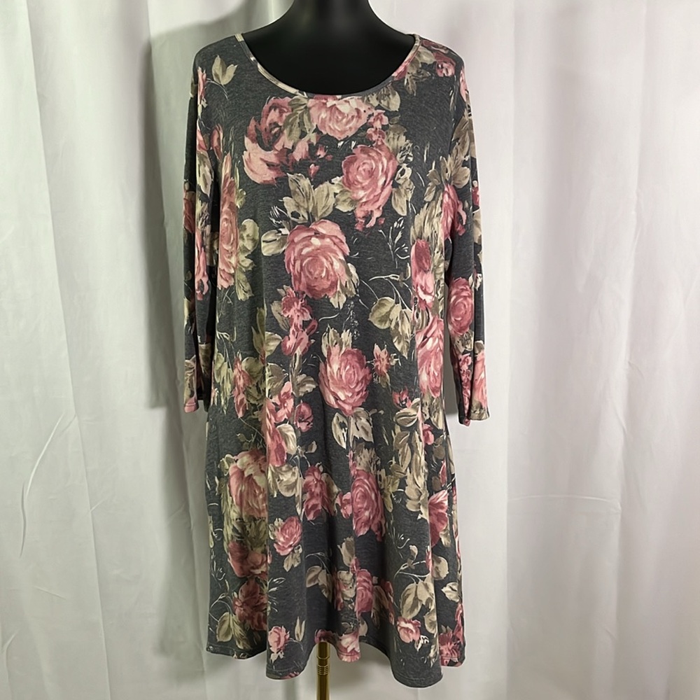 🛍 6 for $35 • NWT HEIMISH USA Floral Print 3/4 Sleeve Knit Mini Dress